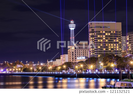 從橫濱市大棧橋看山下公園和橫濱海洋塔的夜景 121132521
