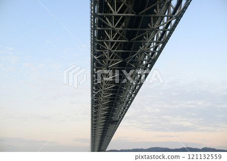 從通過明石海峽大橋的渡輪甲板 從通過明石海峽大橋的渡輪甲板 121132559