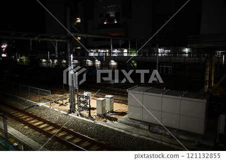 夜晚的鐵軌,寂靜的電氣設備 夜晚的鐵軌,寂靜的電氣設備 121132855
