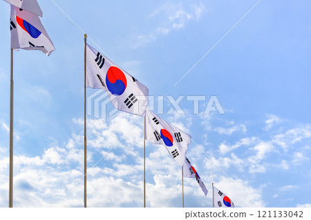 Dongdaemun, Seoul, Korea, Korean flag Dongdaemun, Seoul, Korea, Korean flag 121133042