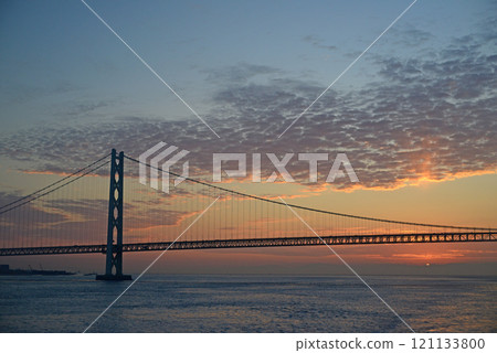 日出和日出時的明石海峽一號橋 日出和日出時的明石海峽一號橋 121133800