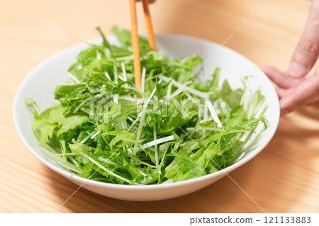 在水菜中加入鹽和胡椒粉並攪拌（照片） 121133883