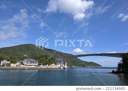 上關橋。左側室津燈塔及溫泉設施(山口縣上關町) 上關橋。左側室津燈塔及溫泉設施(山口縣上關町) 121134083