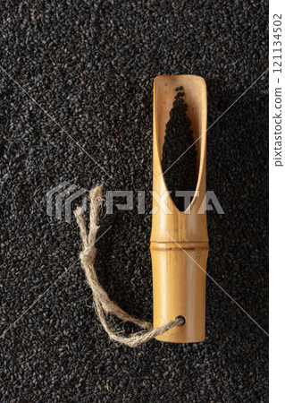 Black sesame seeds and bamboo scoop. 121134502