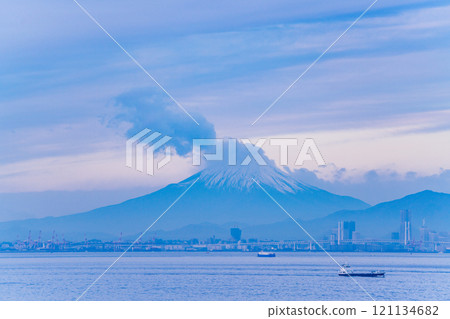 [Chiba Prefecture] View of Yokohama from Umihotaru PA, ships passing by, and a distant view of Mt. Fuji 121134682