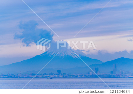 [Chiba Prefecture] View of Yokohama from Umihotaru PA, ships passing by, and a distant view of Mt. Fuji 121134684