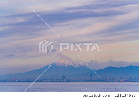[Chiba Prefecture] View of Yokohama from Umihotaru PA, ships passing by, and a distant view of Mt. Fuji 121134685