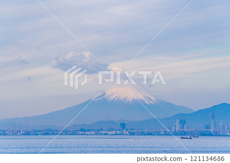[Chiba Prefecture] View of Yokohama from Umihotaru PA, ships passing by, and a distant view of Mt. Fuji 121134686
