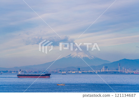 [Chiba Prefecture] View of Yokohama from Umihotaru PA, ships passing by, and a distant view of Mt. Fuji 121134687