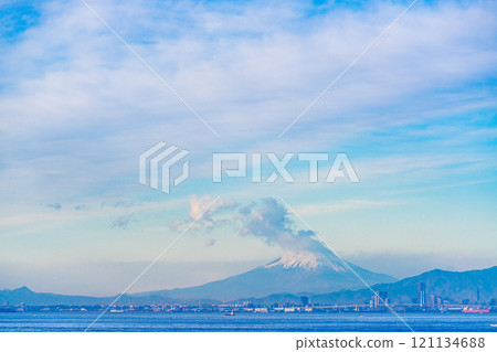 [Chiba Prefecture] View of Yokohama from Umihotaru PA, ships passing by, and a distant view of Mt. Fuji 121134688