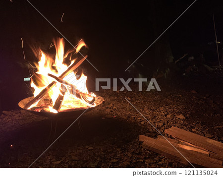 A strong and relaxing bonfire A strong and relaxing bonfire 121135024
