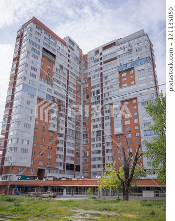 [Ukraine] High-rise apartment building and cloudy sky in the eastern city of Kharkiv 121135050