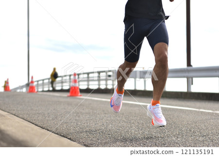 馬拉松 馬拉松選手跑下斜坡 121135191