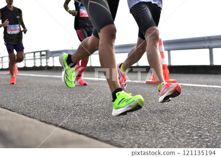 馬拉松 馬拉松選手跑下斜坡 121135194