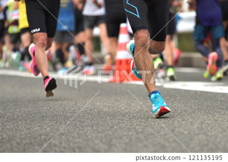 馬拉松 馬拉松選手跑下斜坡 121135195