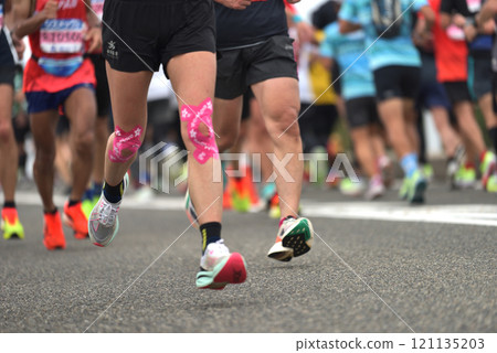 馬拉松 馬拉松選手跑下斜坡 121135203