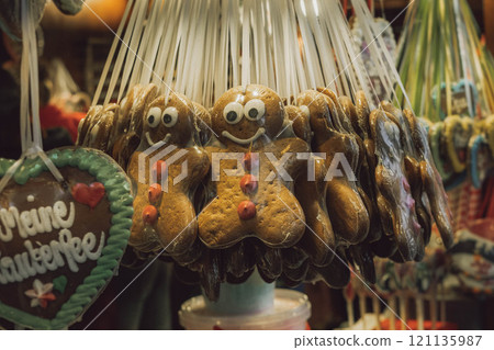 Gingerbread men hanging on christmas market . 121135987