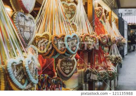 Gingerbread Hearts at German Christmas Market . Gingerbread Hearts at German Christmas Market . 121135988