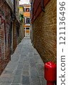 狹窄的小巷和紅色消防栓在威尼斯 121136496