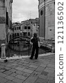 威尼斯運河橋上的遊客 121136502