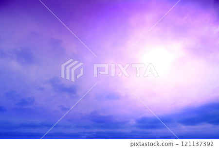 Blue-purple cloudy sky at sunset. Gradient color. Sky texture. Abstract nature background 121137392
