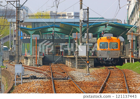 Jomo Line train stopped at Chuo-Maebashi Station 121137443