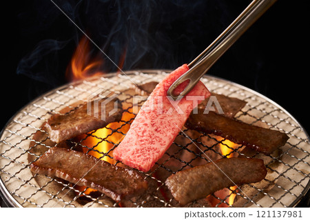 用炭火烤國產和牛烤肉 用炭火烤國產和牛烤肉 121137981