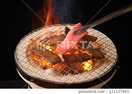 用炭火烤國產和牛烤肉 121137983