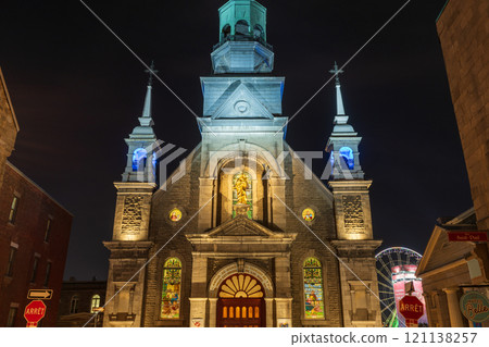 Montreal, Quebec, Canada - August 18 2021 : Notre-Dame-de-Bon-Secours Chapel. Site historique Marguerite-Bourgeoys (Chapelle Notre-Dame-de-Bon-Secours) illuminated at night. 121138257