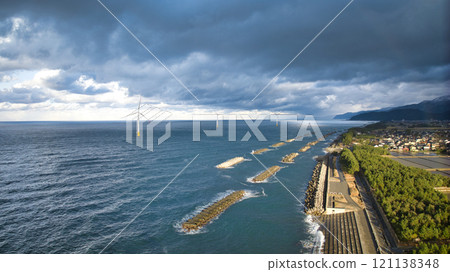 冬季富山縣入前町海岸的海浪 121138348