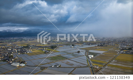 Waves along the coast of Nyuzen, Toyama Prefecture in winter Waves along the coast of Nyuzen, Toyama Prefecture in winter 121138349