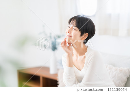 Short hair woman skin care 121139054