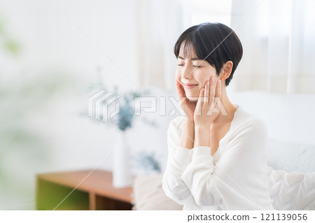 Short hair woman skin care 121139056