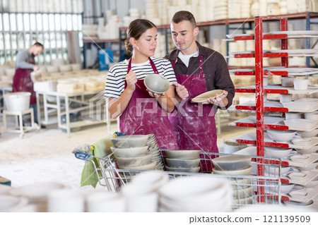 Man and woman talking about finished dishes Man and woman talking about finished dishes 121139509