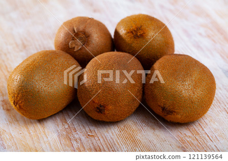 Pile of kiwifruits 121139564