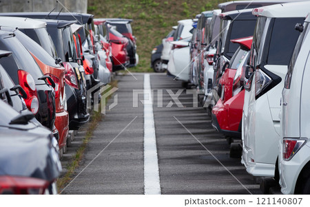 室外停車場許多汽車的景色 室外停車場許多汽車的景色 121140807