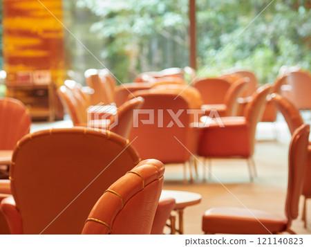 寬敞的飯店大廳配有椅子、大窗戶和花園的晨景 寬敞的飯店大廳配有椅子、大窗戶和花園的晨景 121140823