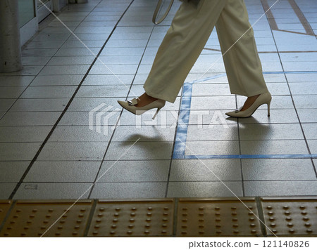 冬日早晨,一位女士在車站月台上步行上班 冬日早晨,一位女士在車站月台上步行上班 121140826