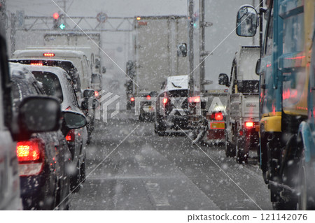 Driving the snow road 121142076