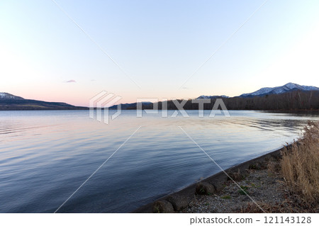 冬季北海道東部屈斜路湖的黃昏 冬季北海道東部屈斜路湖的黃昏 121143128