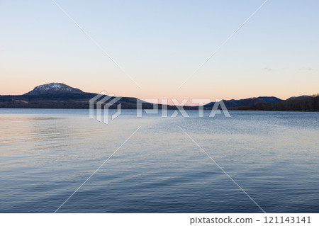 冬季北海道東部屈斜路湖的黃昏 121143141