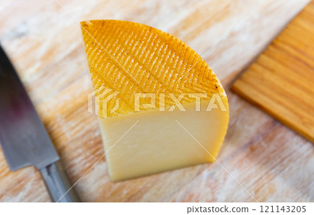 Slices of traditional spanish semi-hard cheese from milk of sheep 121143205