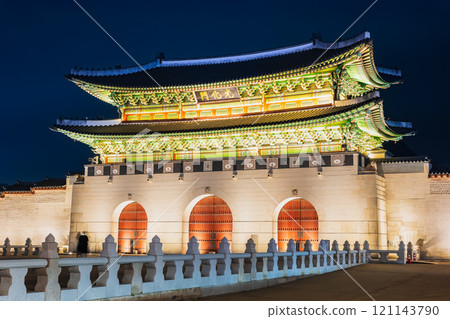 首爾光化門的夜晚 121143790