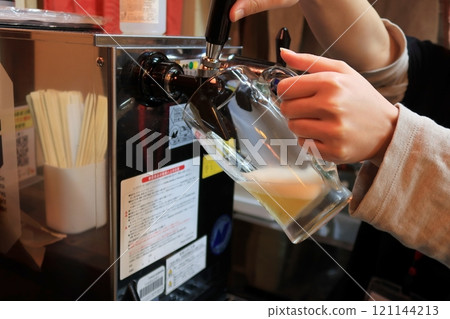 Manually poured draft beer 121144213