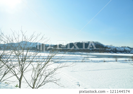 View from the train window on the JR East Joetsu Line from Echigo-Kawaguchi Station to Ojiya Station (December 2022) 121144574