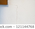 白色壁紙和裂縫 121144768