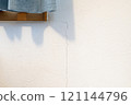 白色壁紙和裂縫 121144796