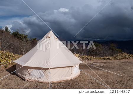 雲霧繚繞的營地 雲霧繚繞的營地 121144897