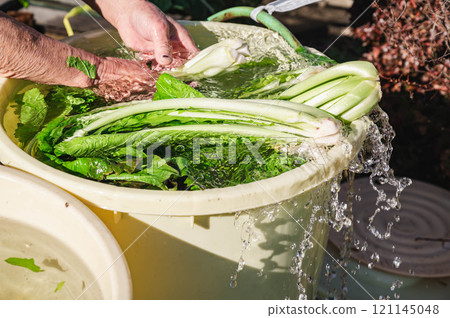 A seasonal tradition in Shinshu: washing dishes A seasonal tradition in Shinshu: washing dishes 121145048