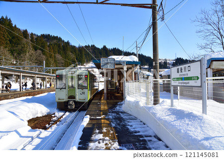 View from Echigo-Kawaguchi Station to Tokamachi Station on the JR East Iiyama Line (December 2022) 121145081